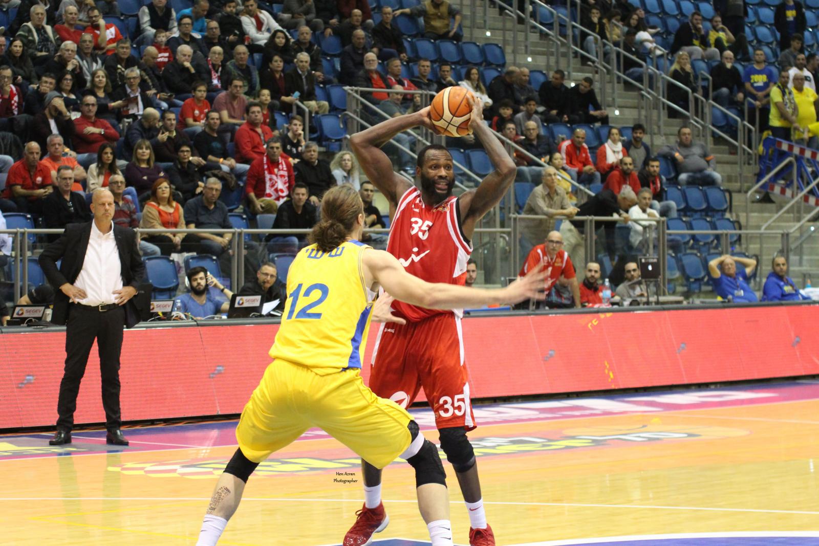 ג'אקים דונלדסון מעל אשדוד. רמי הדר מוודא שהוא עושה את העבודה (צילום: חן אזרן, באדיבות מנהלת הליגה)